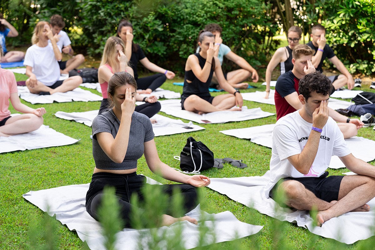 lezione di yoga di gruppo