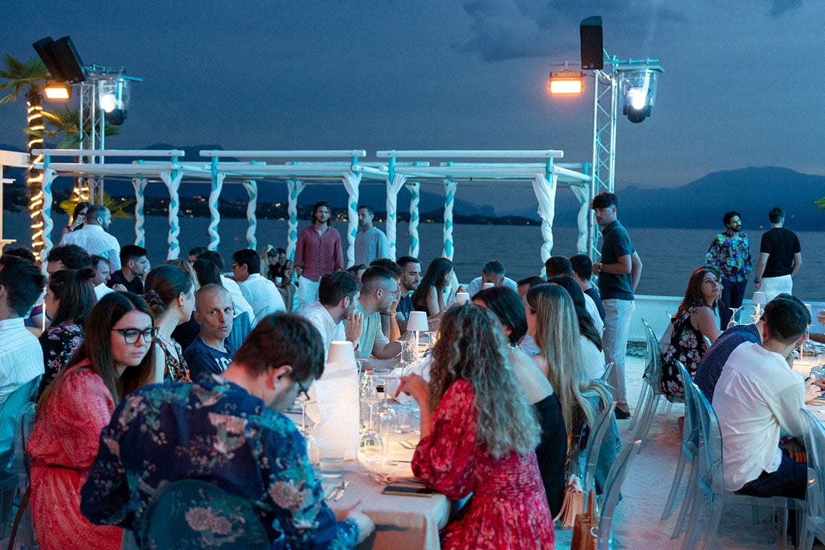 cena del team sulla spiaggia